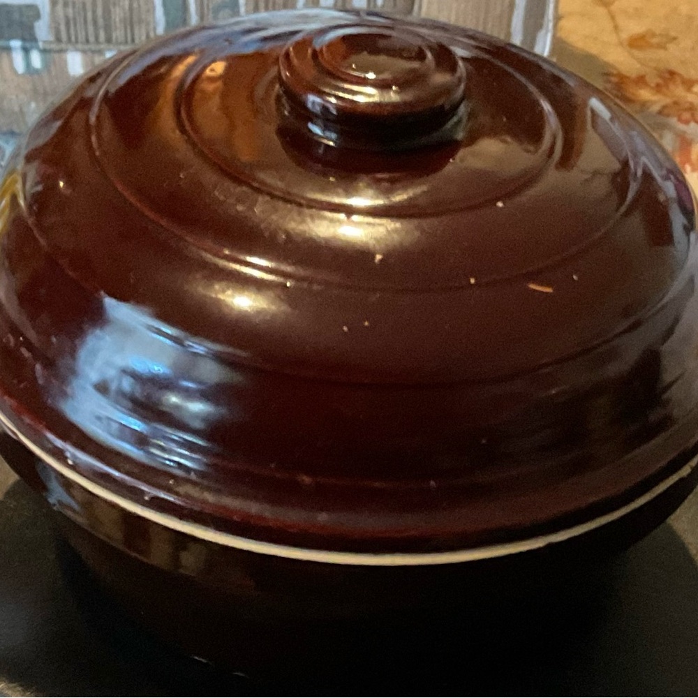 VINTAGE USA BEEHIVE BROWN COVERED BEAN POT. GOOD CONDITION.9 INCH. 🫘